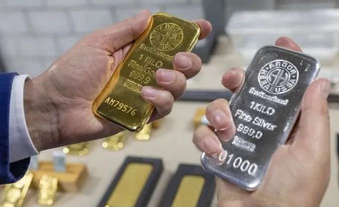 Analisis Emas dan Perak Pecahkan Rekor Lagi! Dolar Melemah di Tengah Ketegangan Global - Data Pasar 2025-12-26