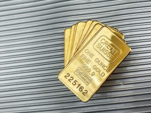 Emas Turun Tipis di Sesi Berombak, Masih Dekat Level Terendah Sebulan