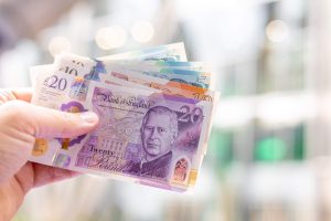 Pound Menguat Didukung BoE, Sementara Dollar Tertekan