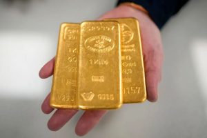 Emas Menguat, Dolar Melemah dan Fed Hike Makin Diragukan