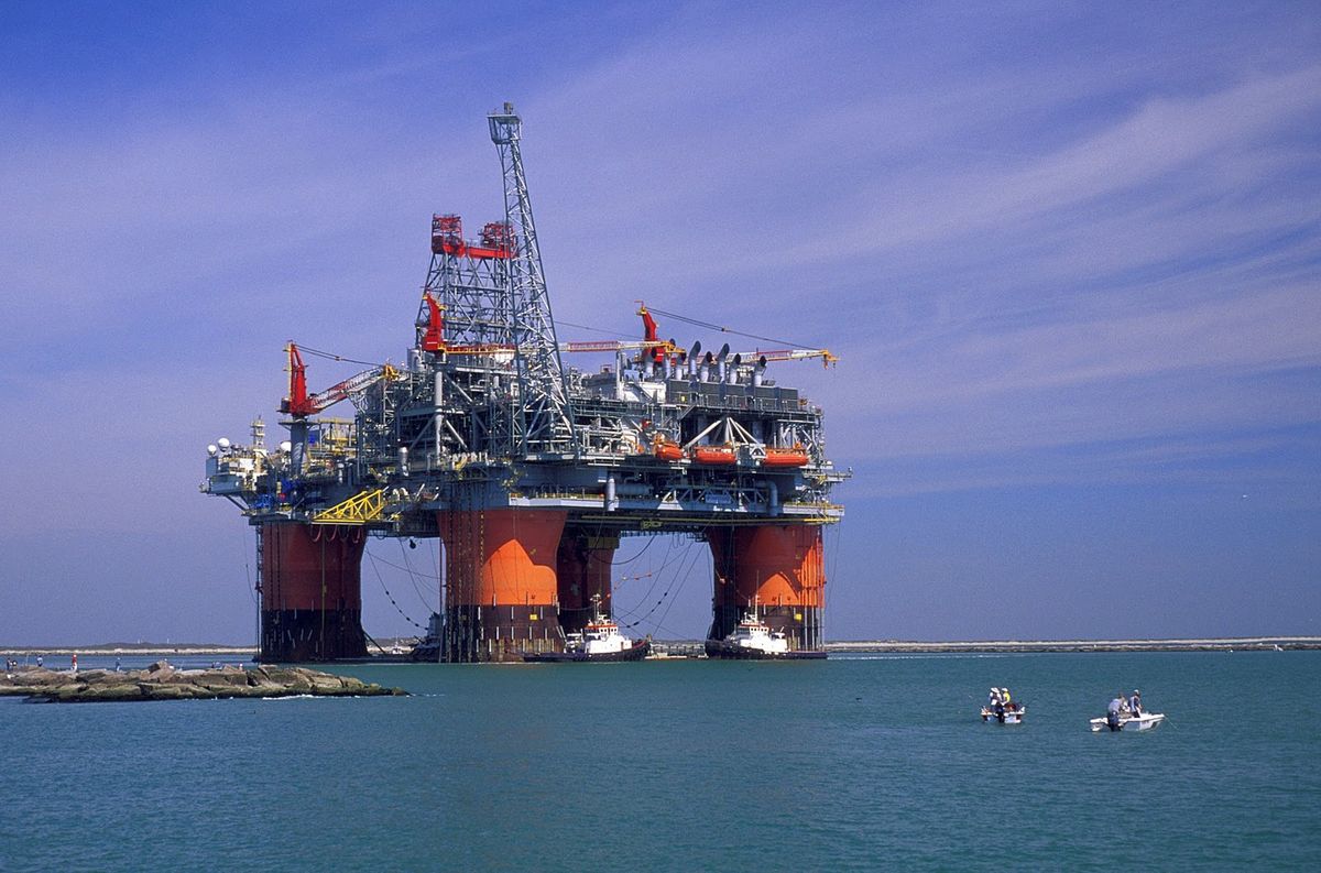 Analisis Minyak Naik ke Tertinggi Sepekan, Hormuz Masih Jadi Ancaman - Data Pasar 2026-08-12