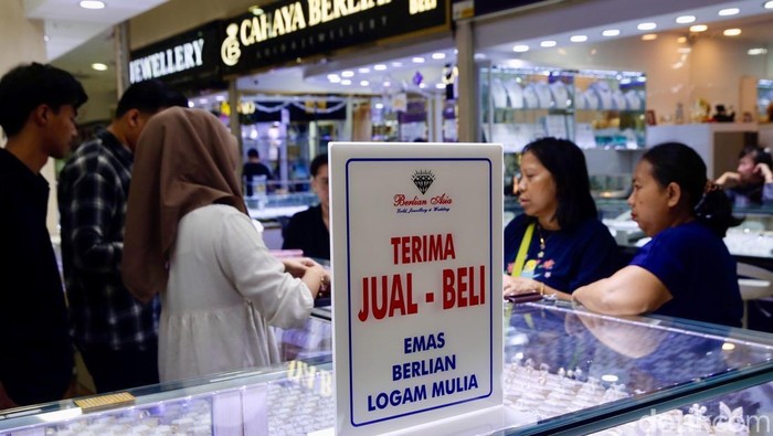 Harga Emas Terjun Bebas! Pasar Cikini Langsung Diserbu Pembeli