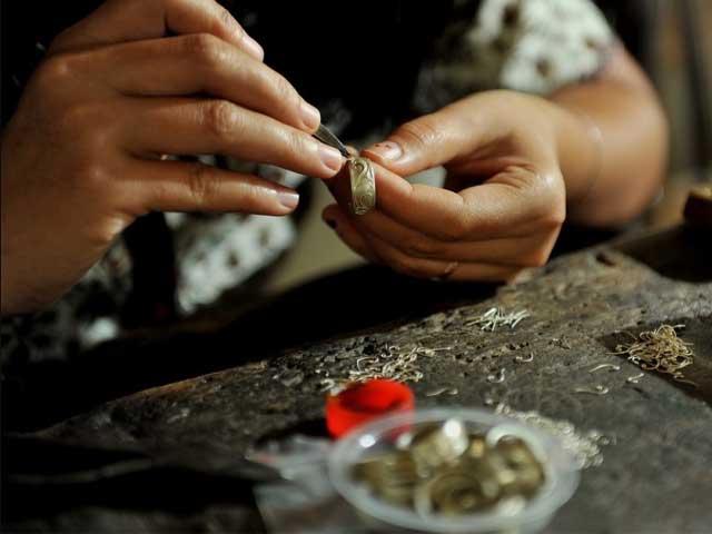 Silver Strengthens, Combination of Weak Dollar and Hormuz Tensions Drives Rally
