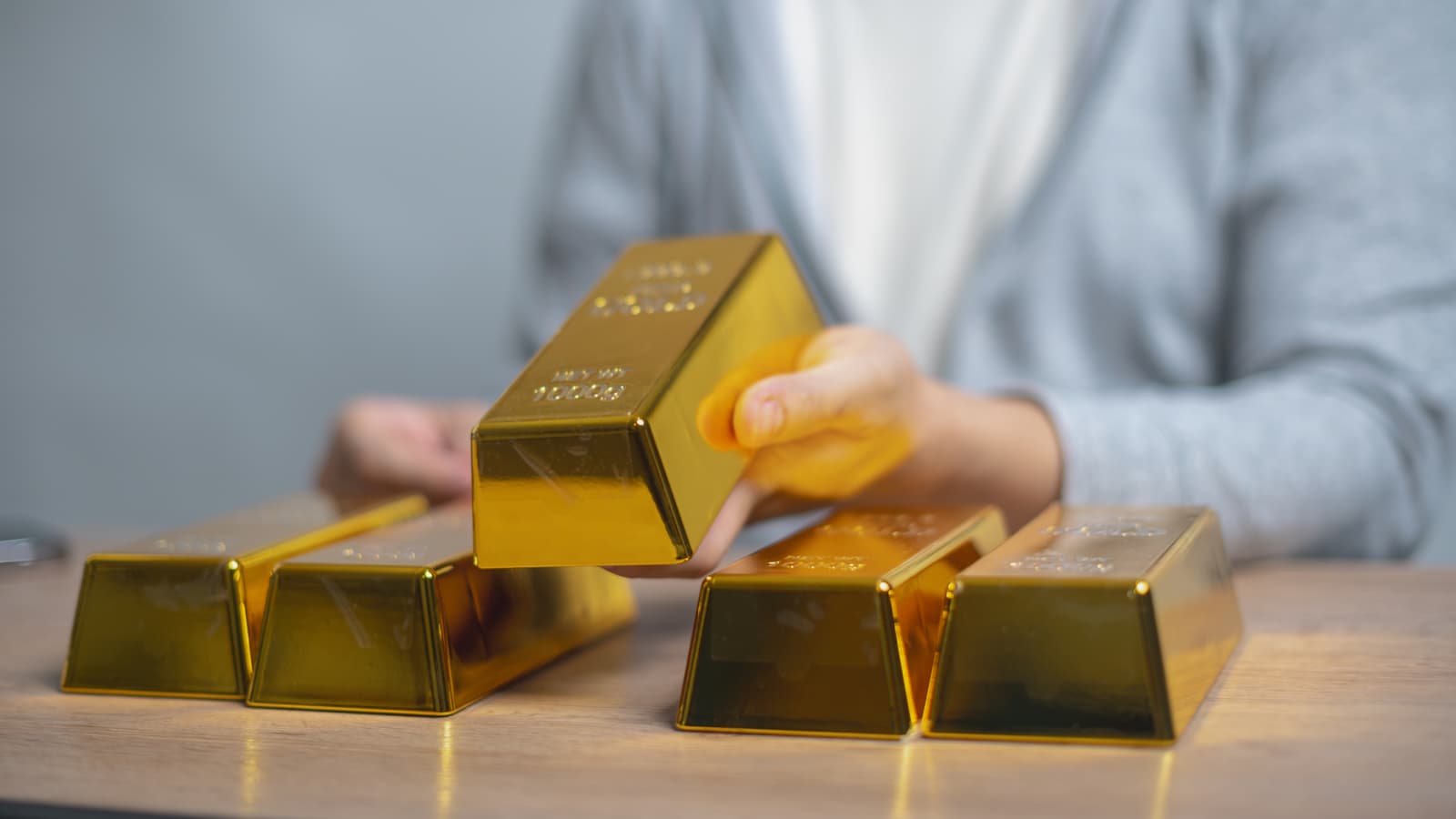 Gold Falls Amid Profit-Taking