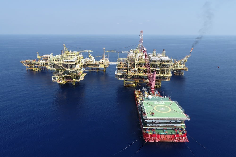 Minyak Koreksi, Brent dan WTI Tetap Menuju Lonjakan Mingguan