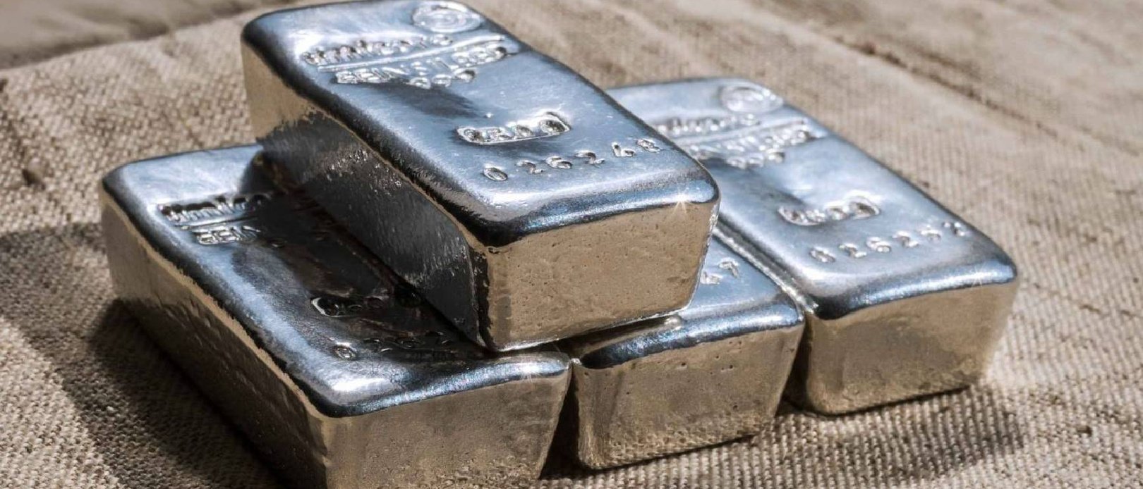 Silver Falls, Dollar and Yields Rise Amid Hormuz Risks