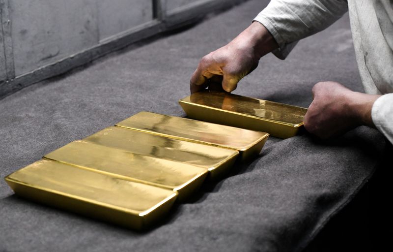 Emas Tertekan di Tengah Gejolak Minyak, Pelemahan Dolar Gagal Menahan Penurunan
