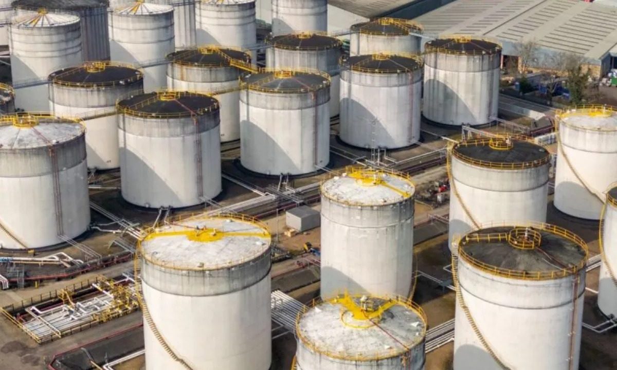Minyak Tembus $100, Serangan di Selat Hormuz Kembali Memanas