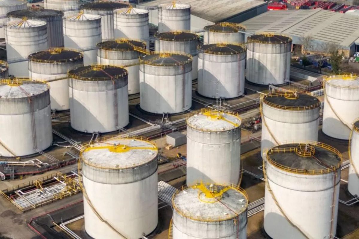 Minyak Tembus $100, Serangan di Selat Hormuz Kembali Memanas