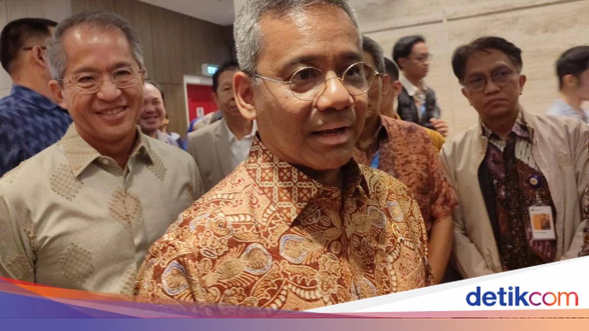 Suahasil Kenang Frans Seda, Hadapi Inflasi RI yang Tembus 650%