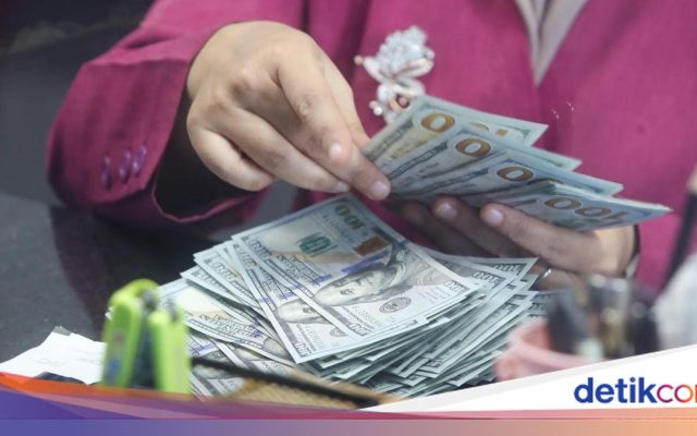 Dolar AS Tekan Rupiah ke Level Rp 18.039