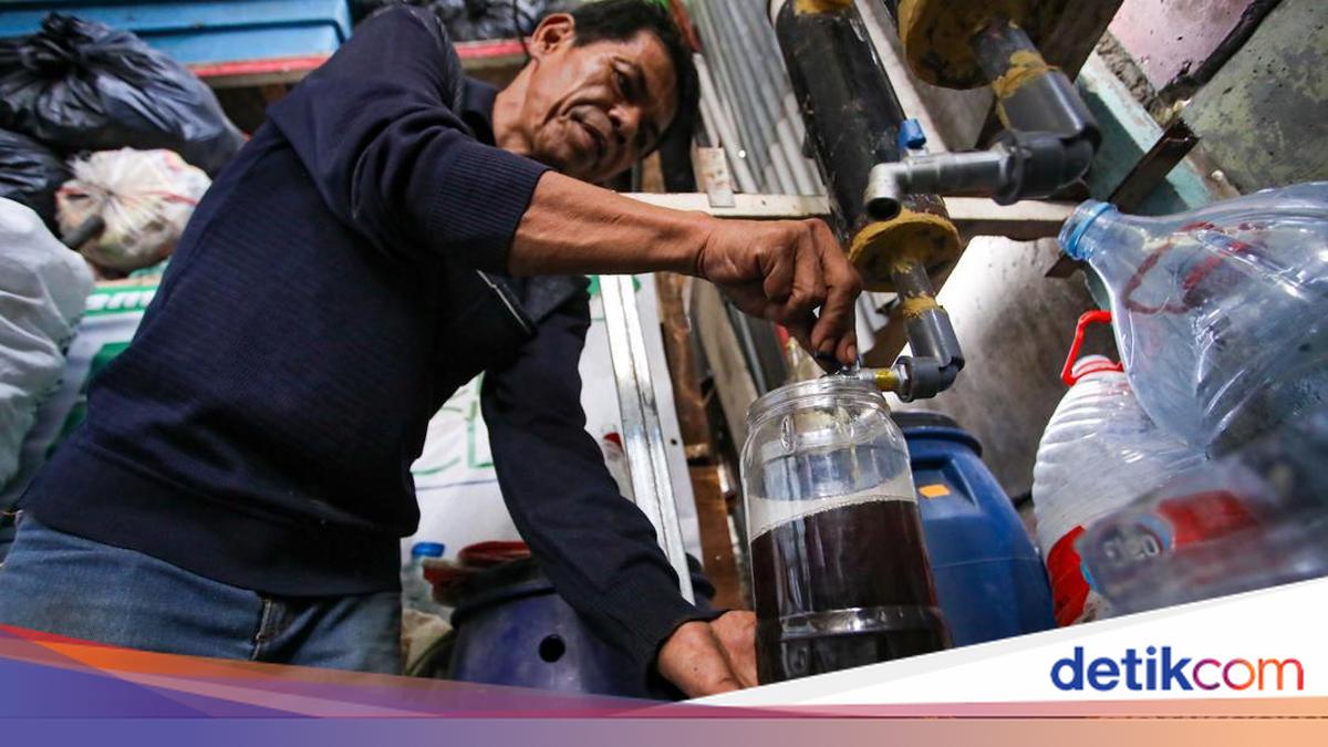 Warga Karet Kuningan Olah Sampah Plastik Jadi BBM Alternatif